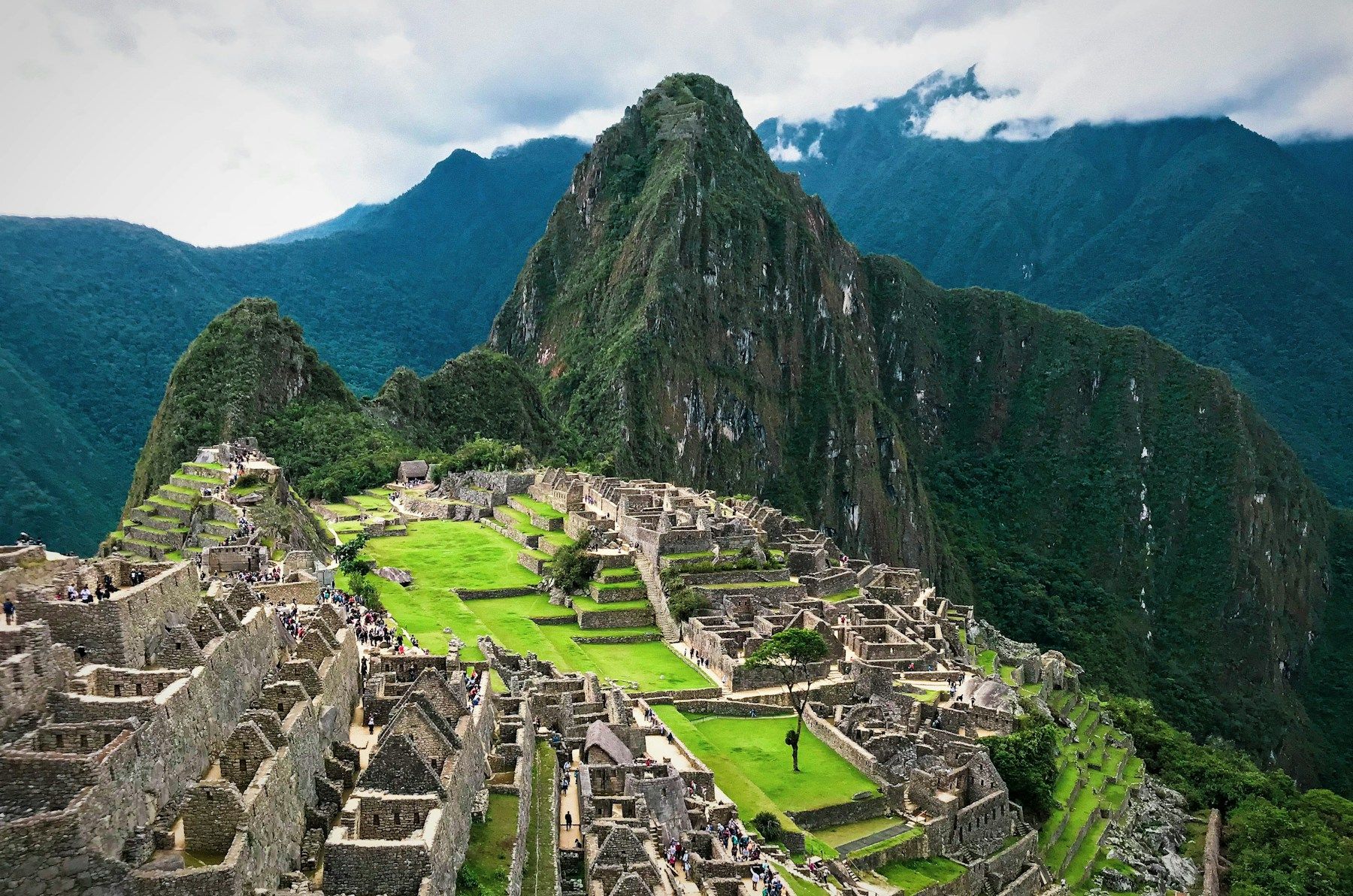 Vista panorámica de Machu Picchu al amanecer
