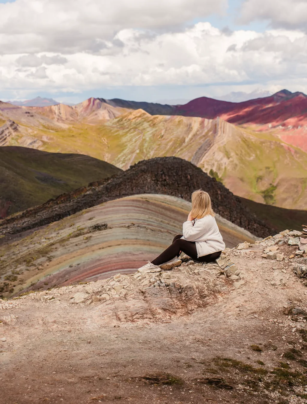 Viajera contemplando los colores de Vinicunca desde el mirador