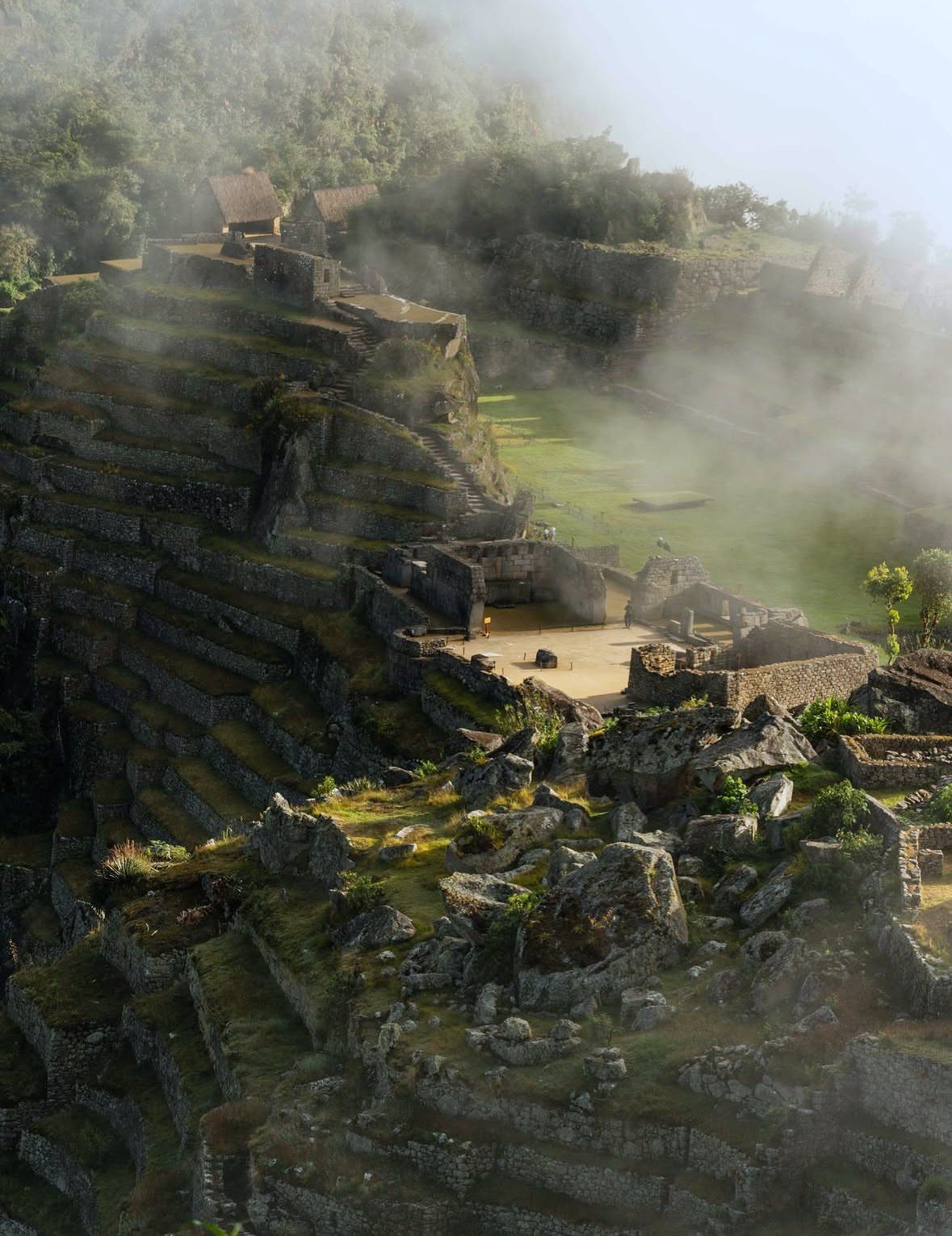 Machu Picchu entre la niebla al amanecer
