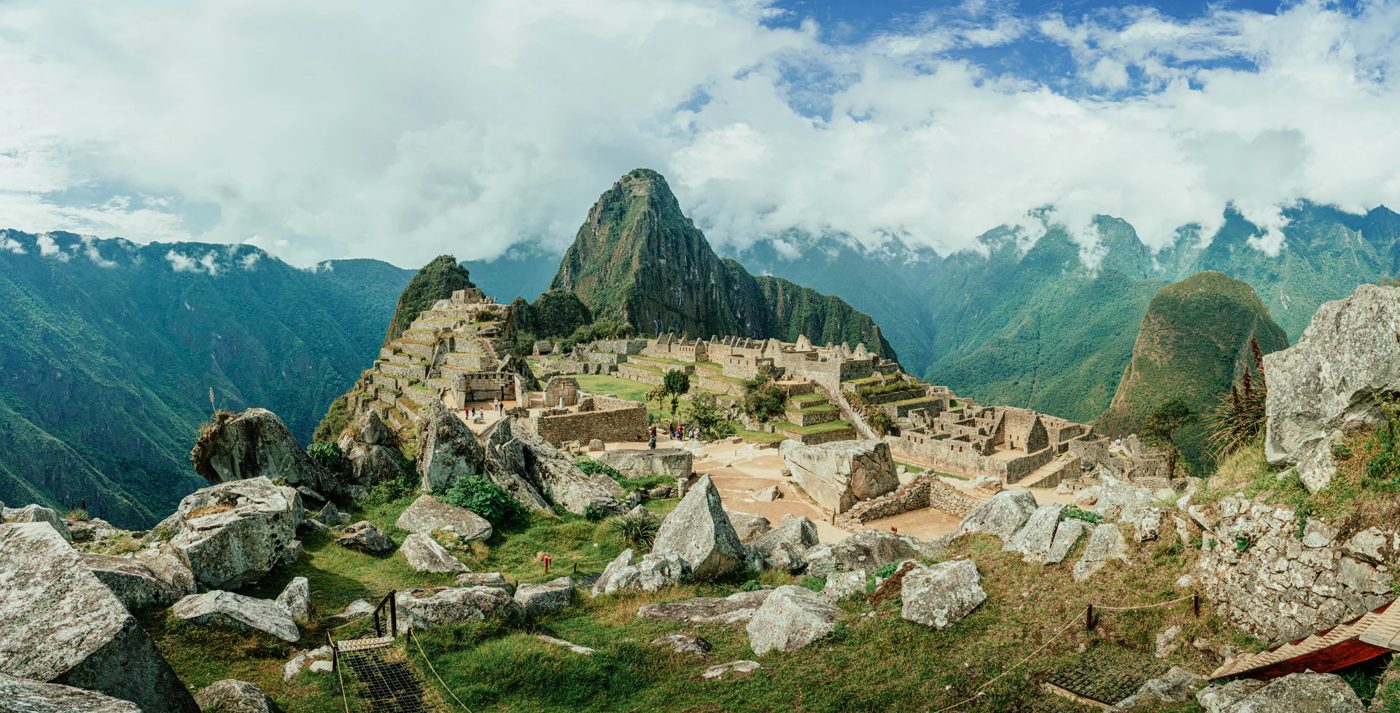 Vista panorámica de Machu Picchu con el Huayna Picchu al fondo