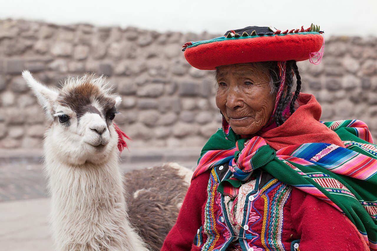 Comunidad quechua en el camino a la montaña arcoíris