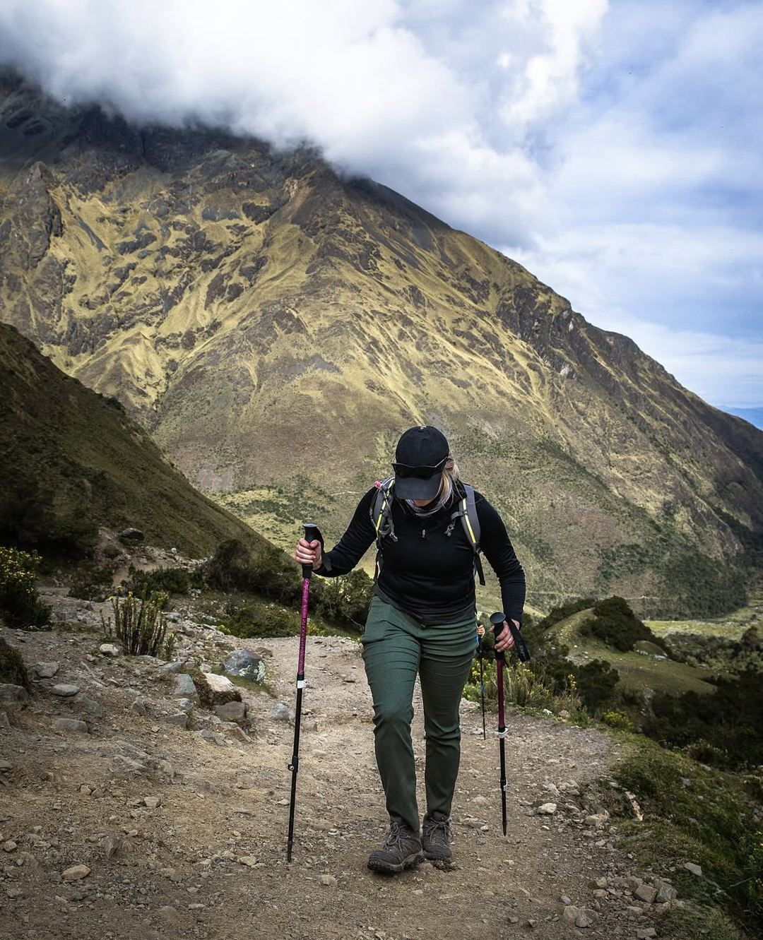 Trekker ascendiendo hacia el paso Salkantay
