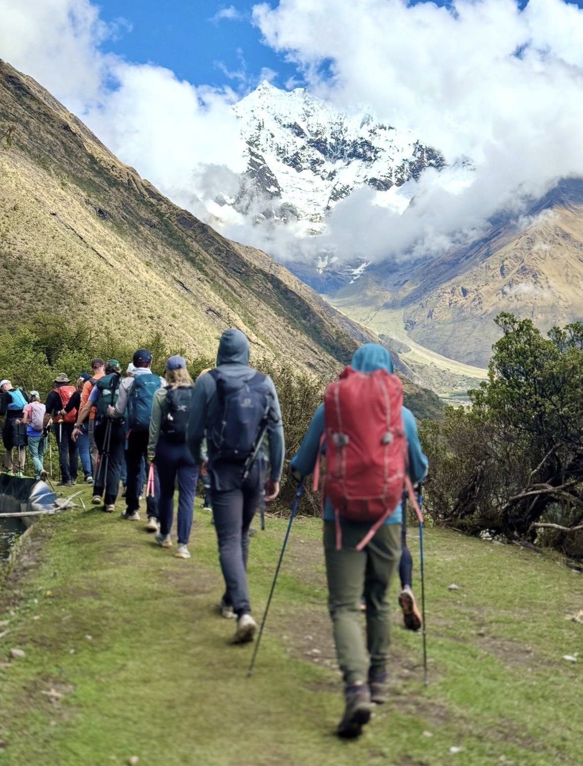 Grupo caminando frente al nevado Salkantay