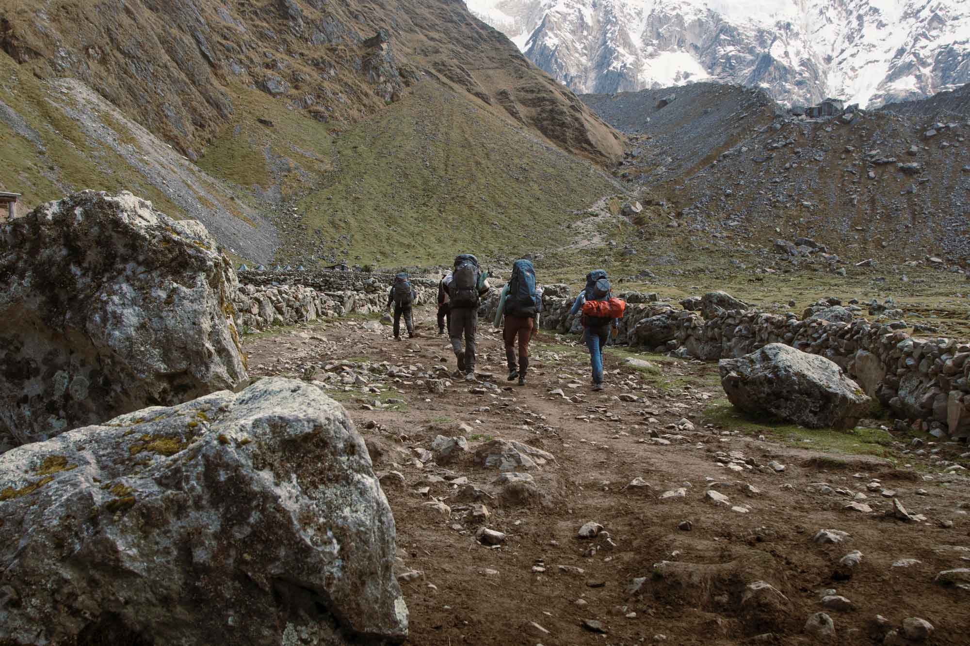 Grupo caminando frente al glaciar