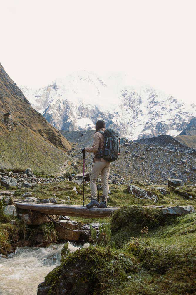 Trekker contemplando el nevado Salkantay