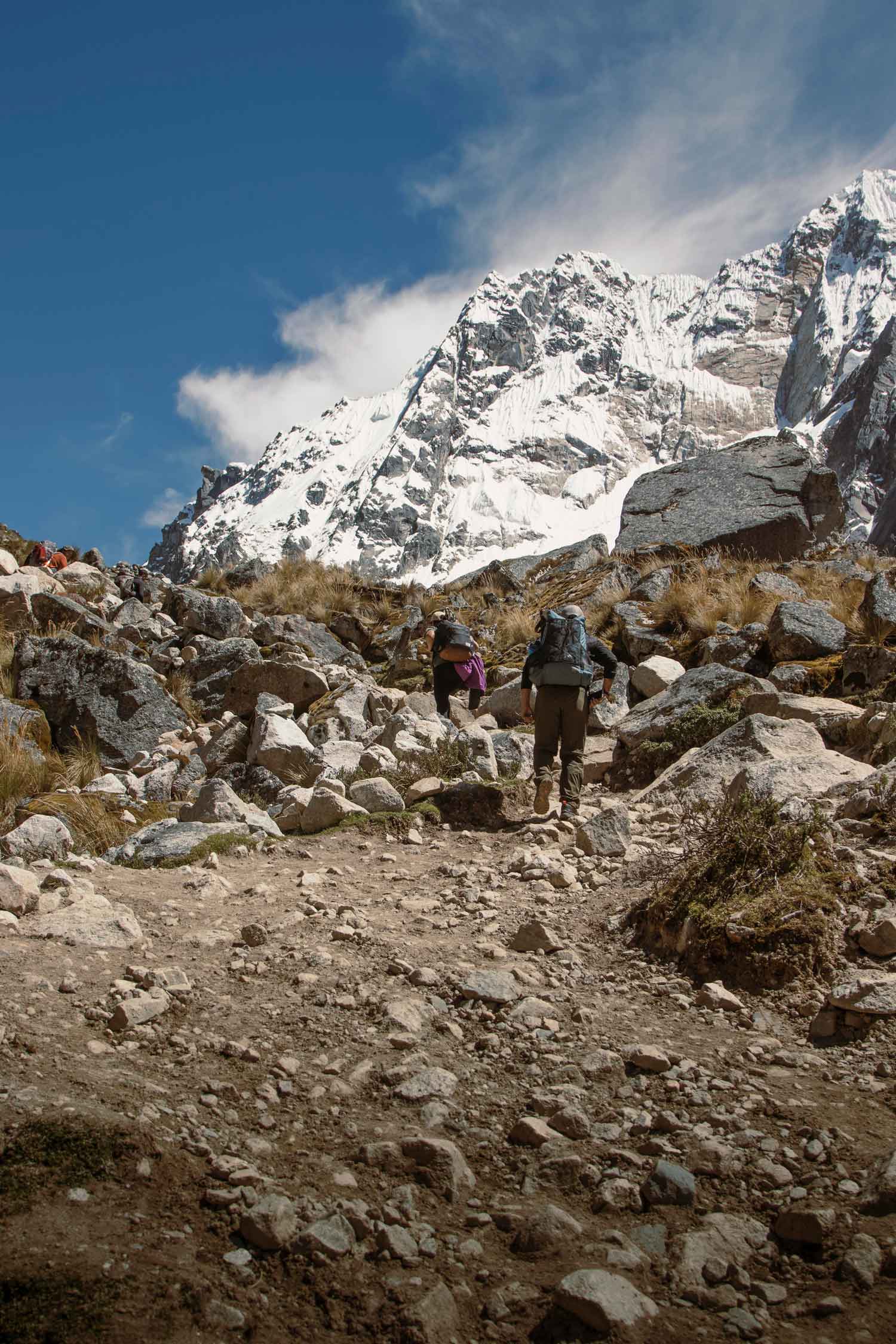 Trekkers ascendiendo hacia el paso Salkantay